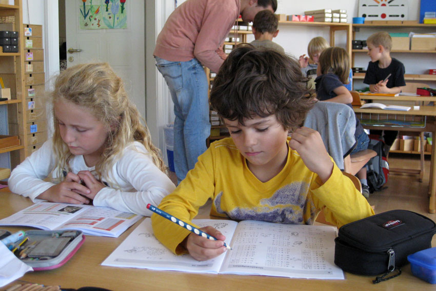 Schüler bei der Hausaufgabenbetreuung
