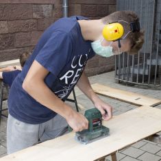Schüler bauen Wikingerstühle