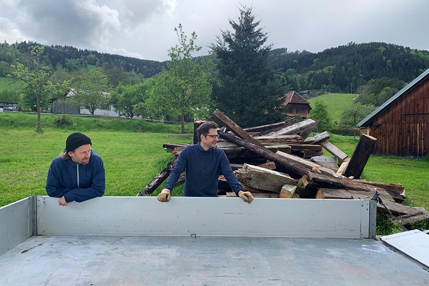 Holzlieferung für den Schulgarten