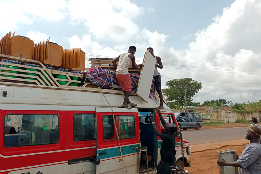 Tische und Stühle kommen in Gambia an