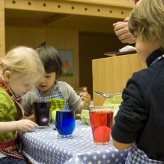 Ostereierfärben in der Casa dei Bambini