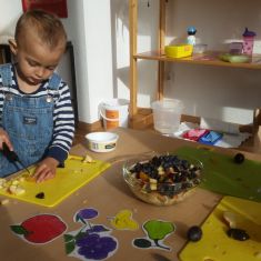 Kinder machen Obstsalat