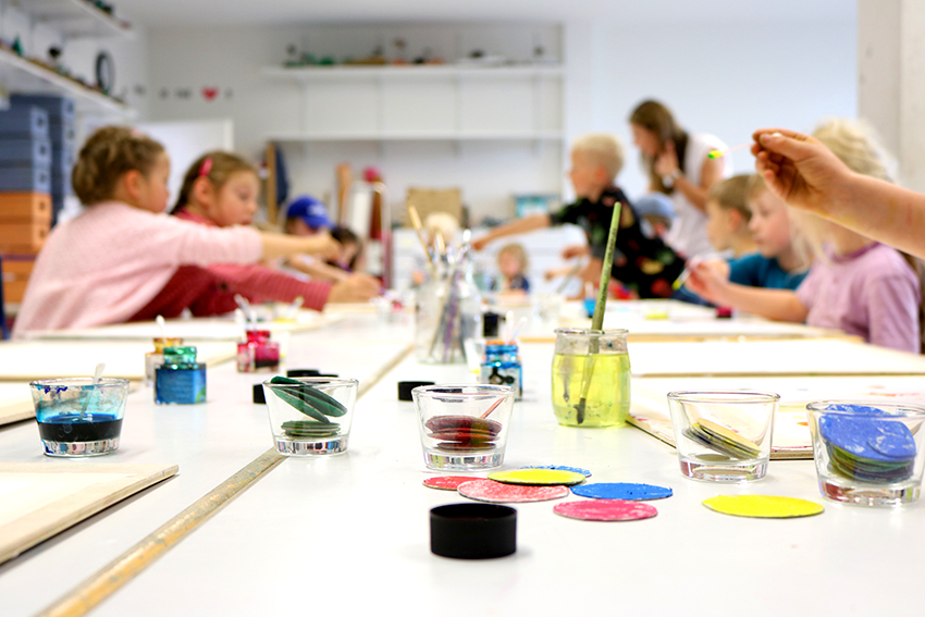 Kinder erkunden die Wirkung von Farben