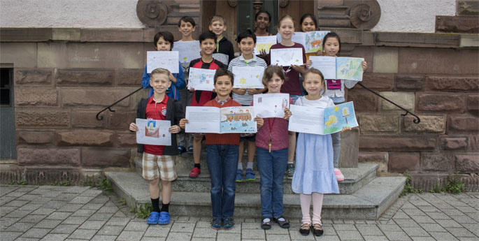 Grundschüler mit Aufsatzheften