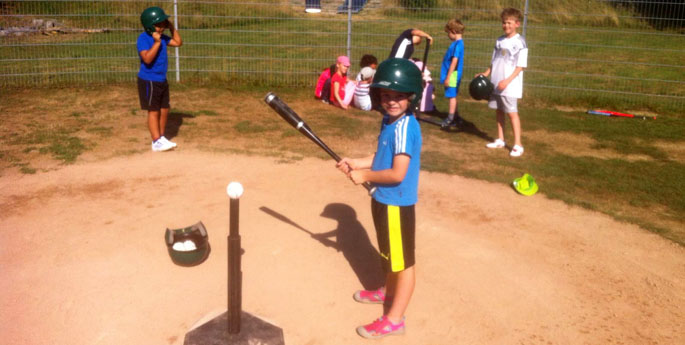 Grundschüle beim T-Ball-Schnuppertraining
