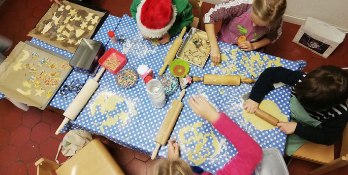 Plätzchenbacken in der Grundschule