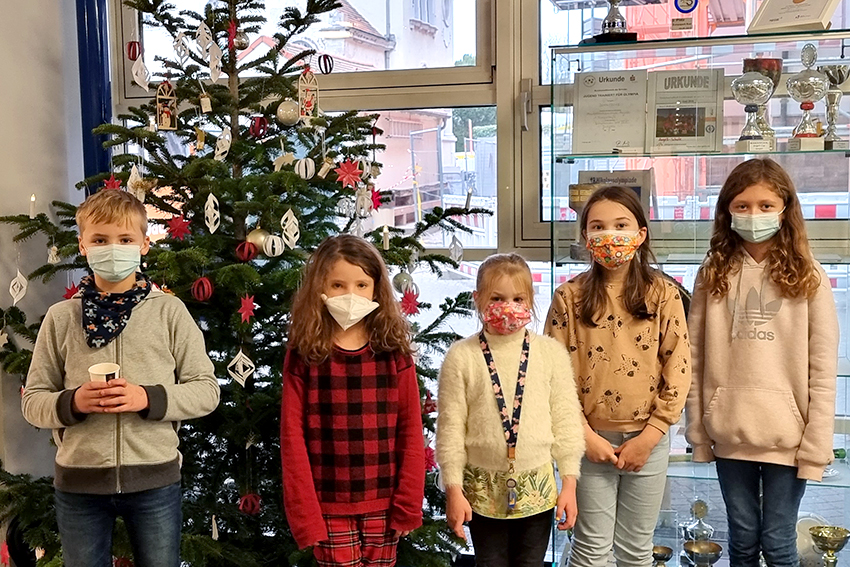 Kinder schmücken den Weihnachtsbaum in der Bioteria