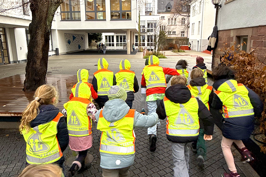 Mit Warnwesten sicherer in die Schule