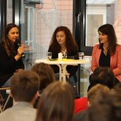 Diskussion in der Aula des Montessori Zentrum ANGELL