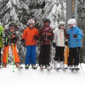 Grundschulkinder bei der Skiausfahrt auf dem Haldeköpfle