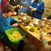 Kartoffeln schneiden fürs Abendessen