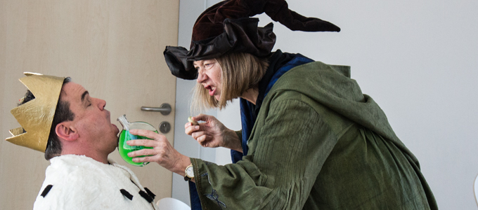 „Wir machen Oper!“ – Opernworkshop des Theaters Freiburg mit Ulrich Himmelsbach (Prinz) und Karen Hettinger (Hexe). 160420 Wir machen Oper Hexe Prinz