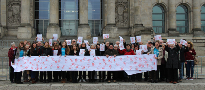 170317 red hands reichstag