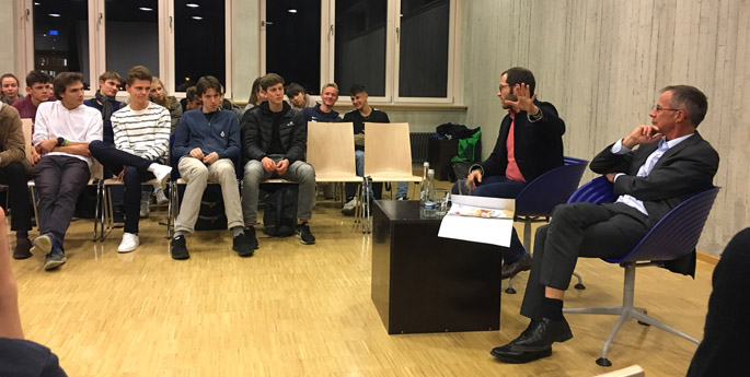 Schüler befragen Bild-Chefredakteur Julian Reichelt