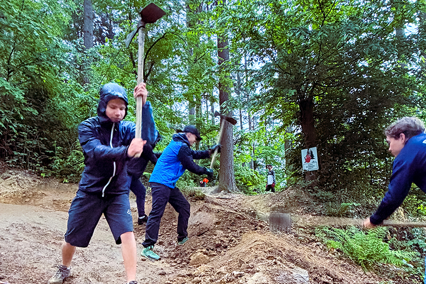 Schüler des MZA beim Trailbau auf der Borderline