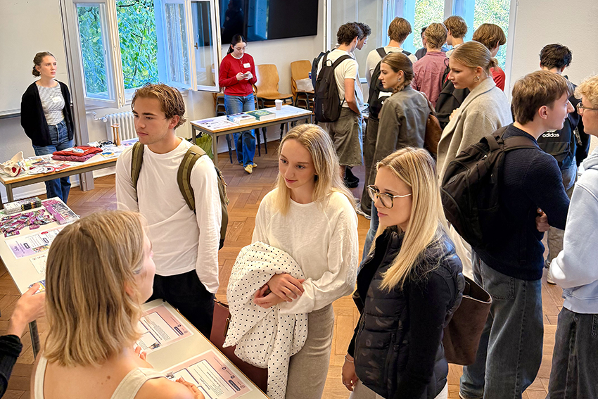 Schüler*innen bei der Headstart Zukunftsmesse
