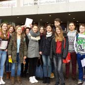 Schülerinnen und Schüler der 9r vor dem Konzerthaus Freiburg