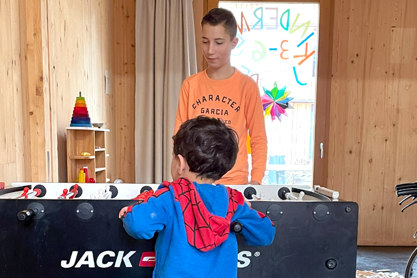 Schüler beim Tischkickern