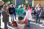 Schüler machen Apfelsaft