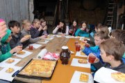 Schüler machen Apfelsaft