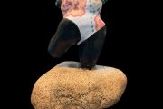 "Nanas" im Stil von Niki de Saint Phalle
