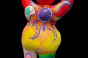 "Nanas" im Stil von Niki de Saint Phalle