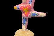 "Nanas" im Stil von Niki de Saint Phalle