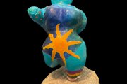 "Nanas" im Stil von Niki de Saint Phalle