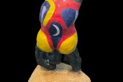 "Nanas" im Stil von Niki de Saint Phalle