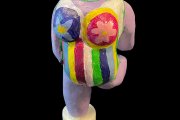 "Nanas" im Stil von Niki de Saint Phalle