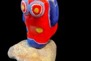 "Nanas" im Stil von Niki de Saint Phalle