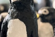 Pinguine aus Papier, Kleister und Gips