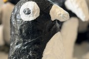 Pinguine aus Papier, Kleister und Gips