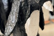 Pinguine aus Papier, Kleister und Gips