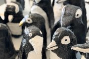 Pinguine aus Papier, Kleister und Gips
